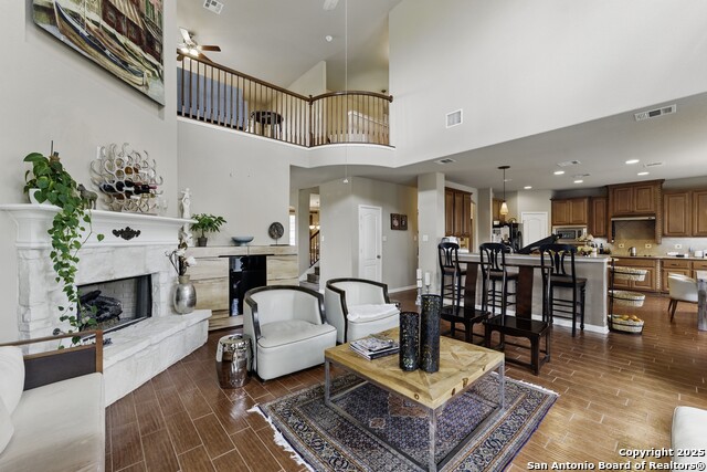 Listing photo id 10 for 2106 Laurel Pt
