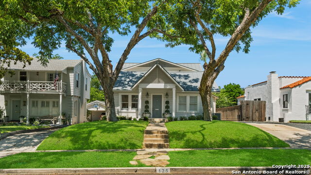 Listing photo id 0 for 125 Cloverleaf