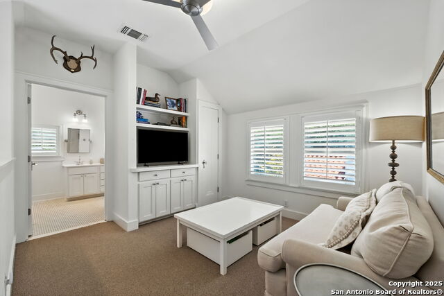 Listing photo id 26 for 125 Cloverleaf