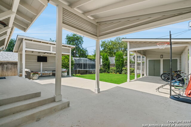 Listing photo id 34 for 125 Cloverleaf