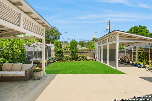 Listing photo id 35 for 125 Cloverleaf