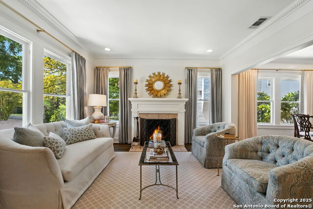 Listing photo id 3 for 125 Cloverleaf