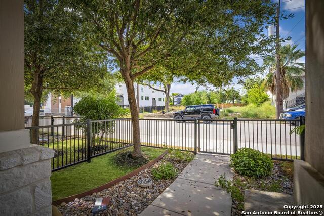 Image 3 of 31 For 211 Courtland Pl E