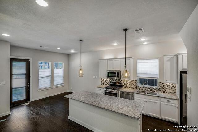 Image 4 of 31 For 211 Courtland Pl E