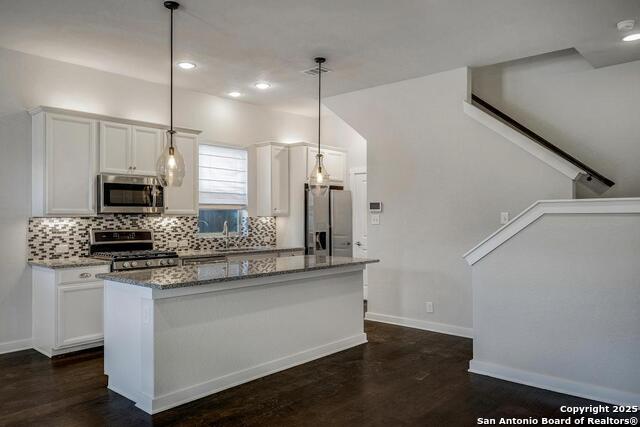 Image 8 of 31 For 211 Courtland Pl E