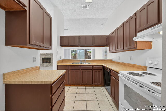 Listing photo id 7 for 7263 Enchanted Flame St