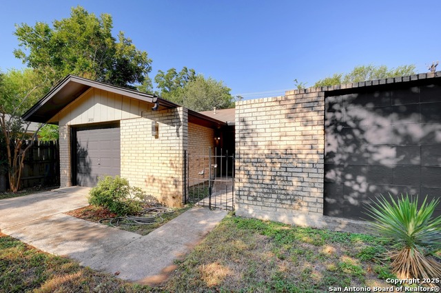 Image 3 of 19 For 2105 Darwin Dr