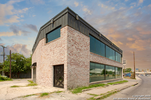 Listing photo id 0 for 206 Fredericksburg