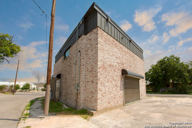 Listing photo id 1 for 206 Fredericksburg