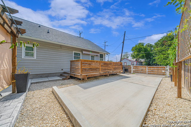 Image 24 of 27 For 419 Hackberry N