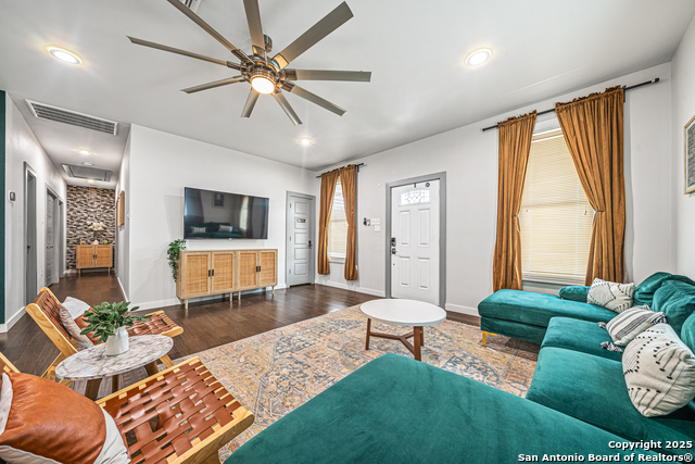 Image 3 of 27 For 419 Hackberry N