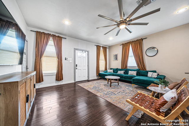Image 4 of 27 For 419 Hackberry N