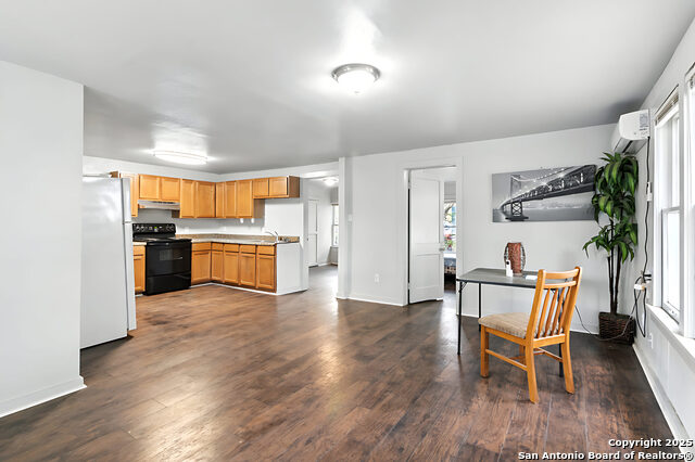 Listing photo id 0 for 402 Michna