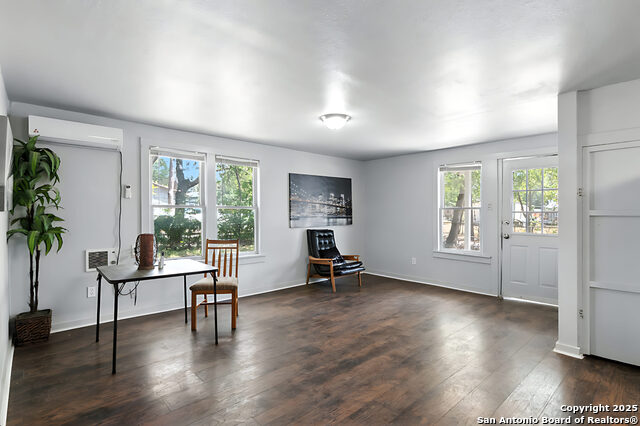 Listing photo id 2 for 402 Michna