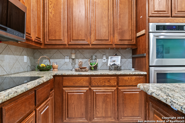 Listing photo id 8 for 9715 Wind Gate Pkwy