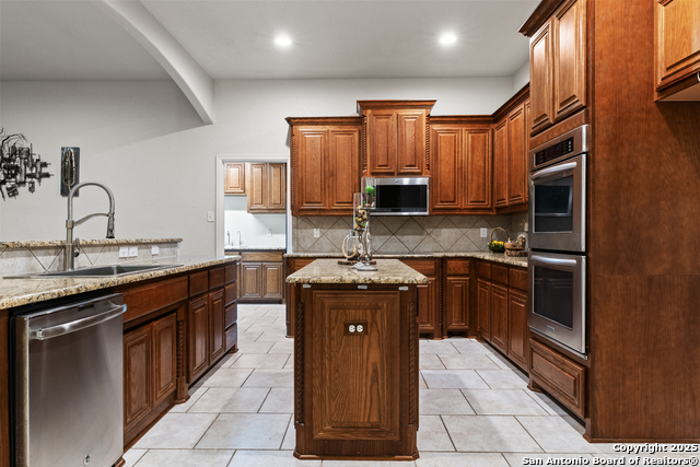 Listing photo id 5 for 9715 Wind Gate Pkwy