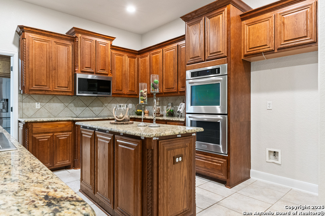 Listing photo id 6 for 9715 Wind Gate Pkwy