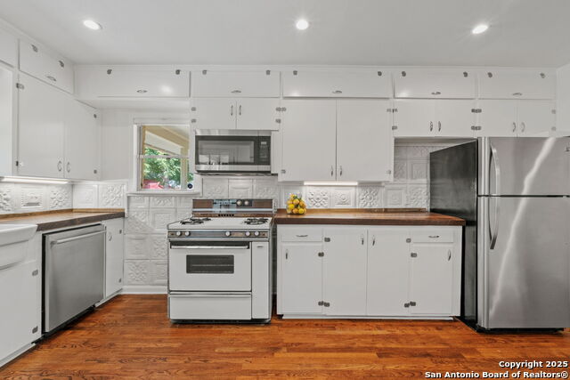 Listing photo id 10 for 1403 San Jacinto