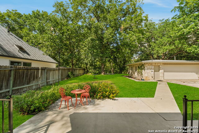 Listing photo id 17 for 1403 San Jacinto