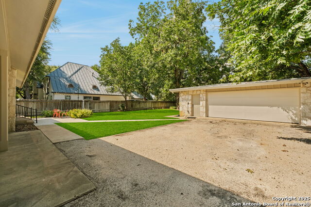 Listing photo id 19 for 1403 San Jacinto