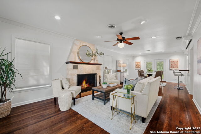 Listing photo id 3 for 1403 San Jacinto