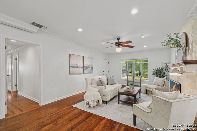 Listing photo id 4 for 1403 San Jacinto
