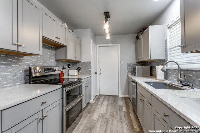 Listing photo id 9 for 5527 Colewood