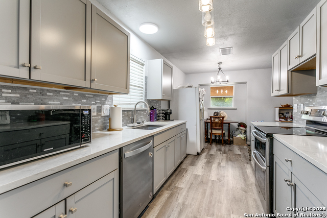 Listing photo id 10 for 5527 Colewood