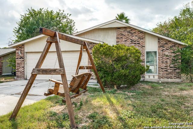Listing photo id 0 for 5527 Colewood