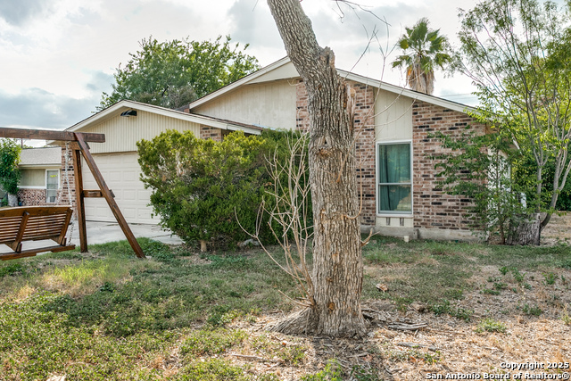 Listing photo id 1 for 5527 Colewood