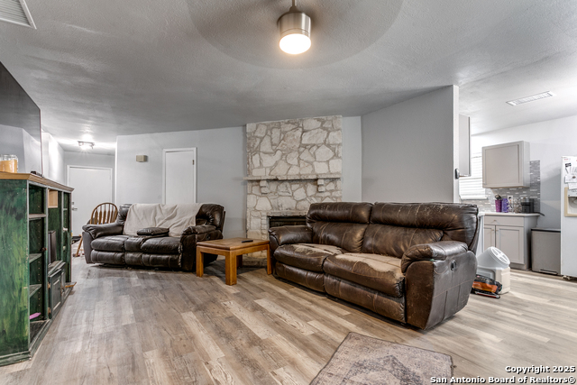 Listing photo id 2 for 5527 Colewood