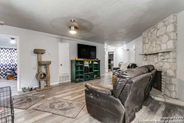 Listing photo id 3 for 5527 Colewood