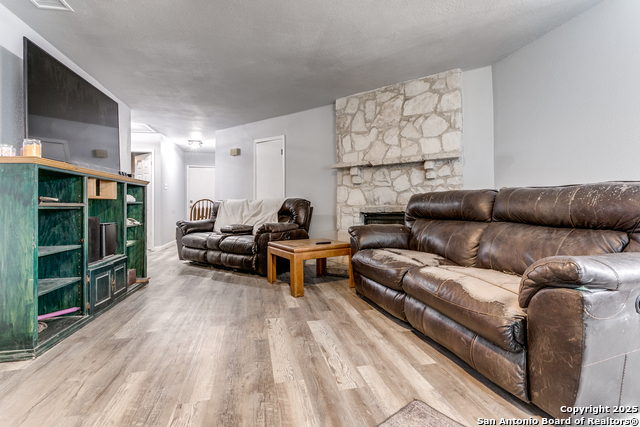 Listing photo id 4 for 5527 Colewood