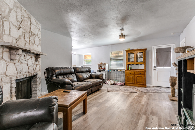 Listing photo id 5 for 5527 Colewood
