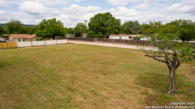 Listing photo id 8 for 519 Lucille  