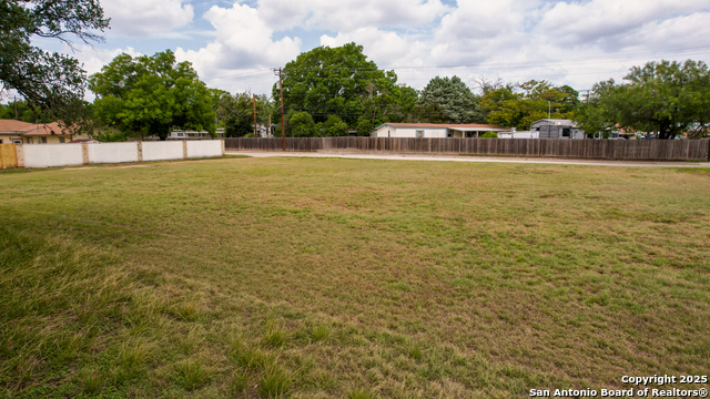 Listing photo id 9 for 519 Lucille  