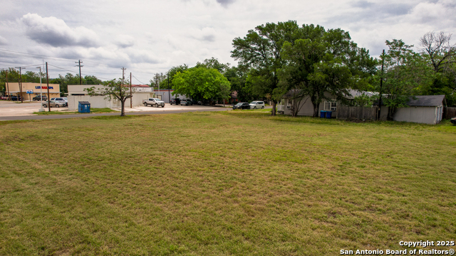 Listing photo id 2 for 519 Lucille  