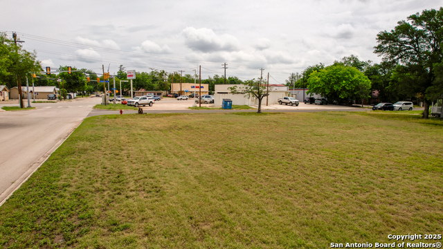 Listing photo id 7 for 519 Lucille  