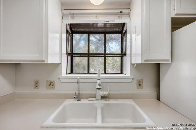 Image 16 of 38 For 10955 Wurzbach Rd  308