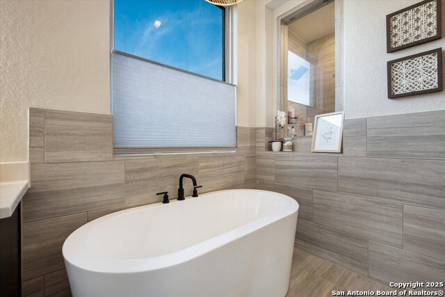 Listing photo id 24 for 2119 Kerrisdale Dr.