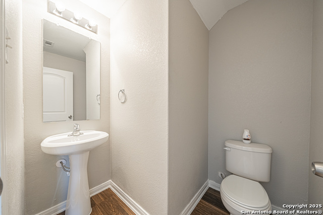 Listing photo id 9 for 3607 Southton