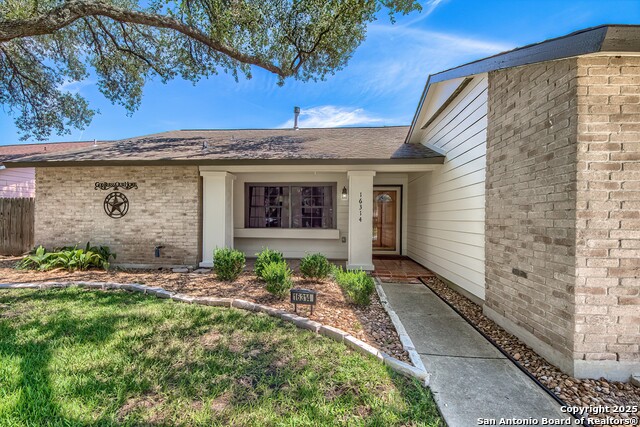 Listing photo id 2 for 16314 Falcon Hill