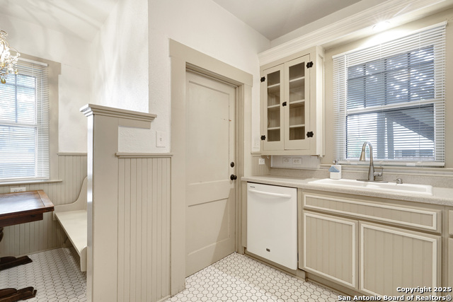 Image 8 of 20 For 901 Euclid  901