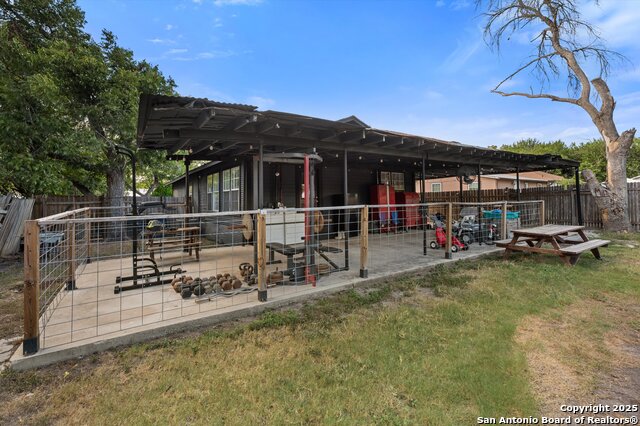 Listing photo id 25 for 1485 Mill W