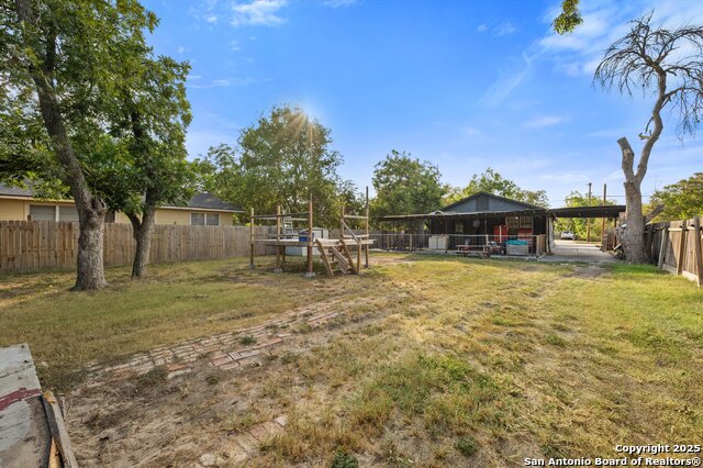 Listing photo id 29 for 1485 Mill W