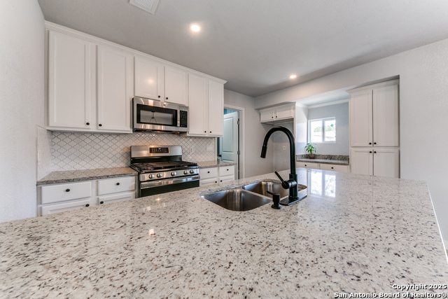 Listing photo id 8 for 7323 Clear Water