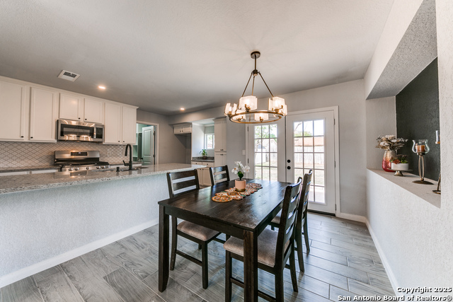 Listing photo id 10 for 7323 Clear Water
