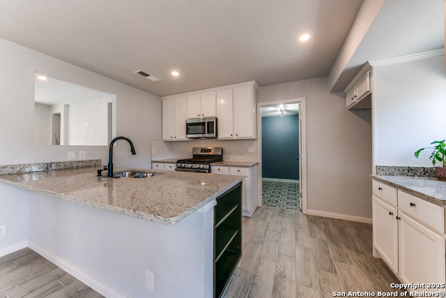 Listing photo id 7 for 7323 Clear Water