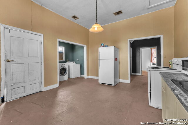 Image 17 of 31 For 722 Pine St S