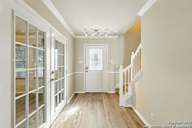 Listing photo id 1 for 506 Leafy Ridge